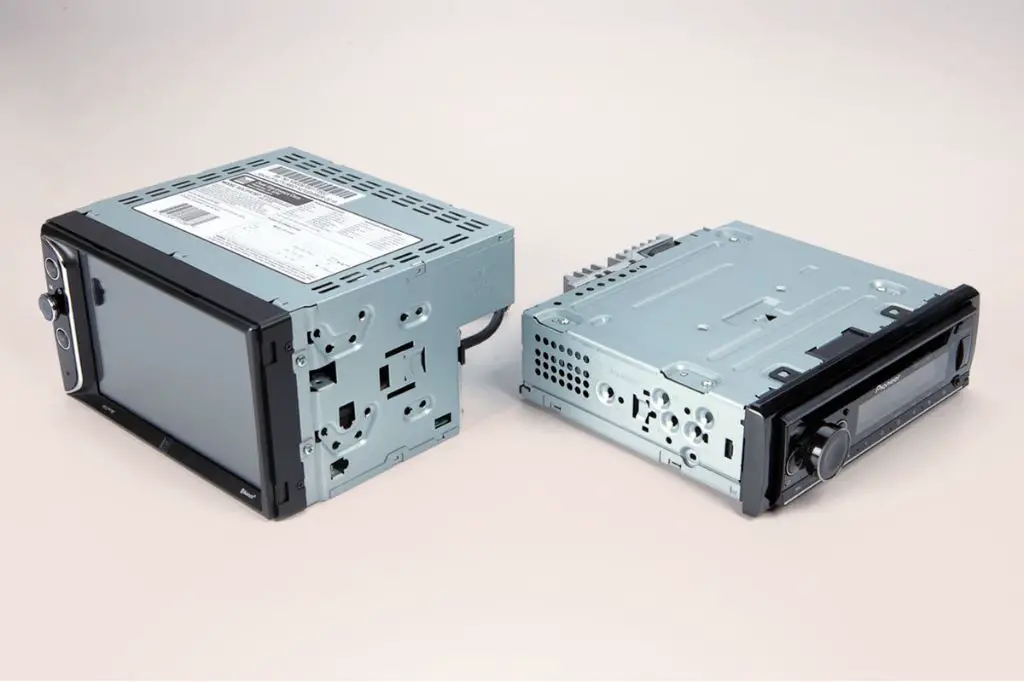 What is the difference between 2 DIN and 1 DIN?