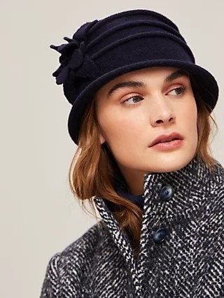 How to wear a cloche hat and look feminine