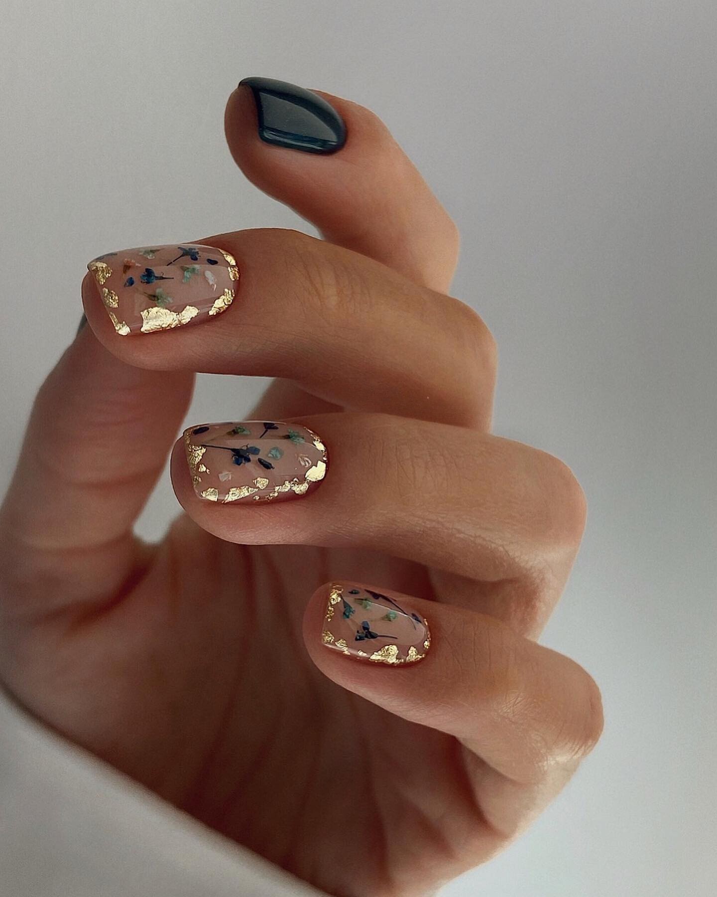 Floral Accents on Gold Flakes