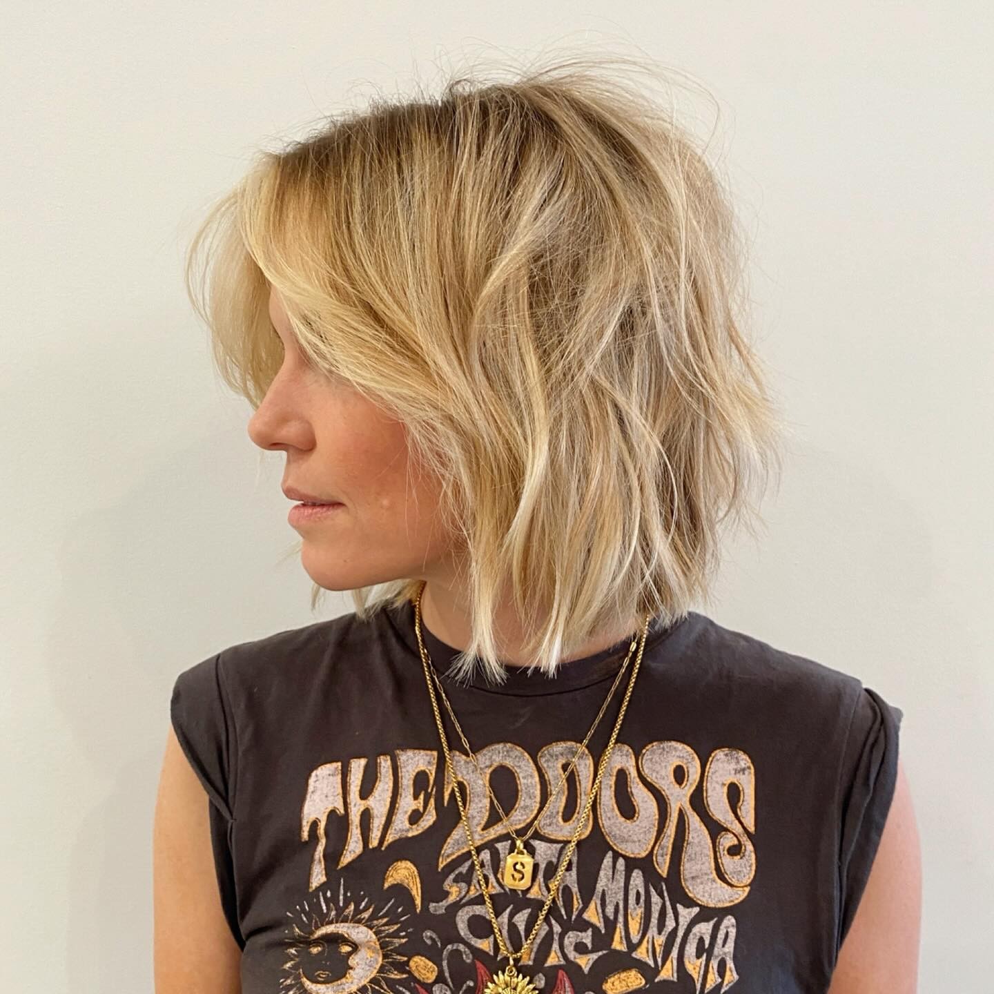 The Effortless Icon: Golden Messy Bob