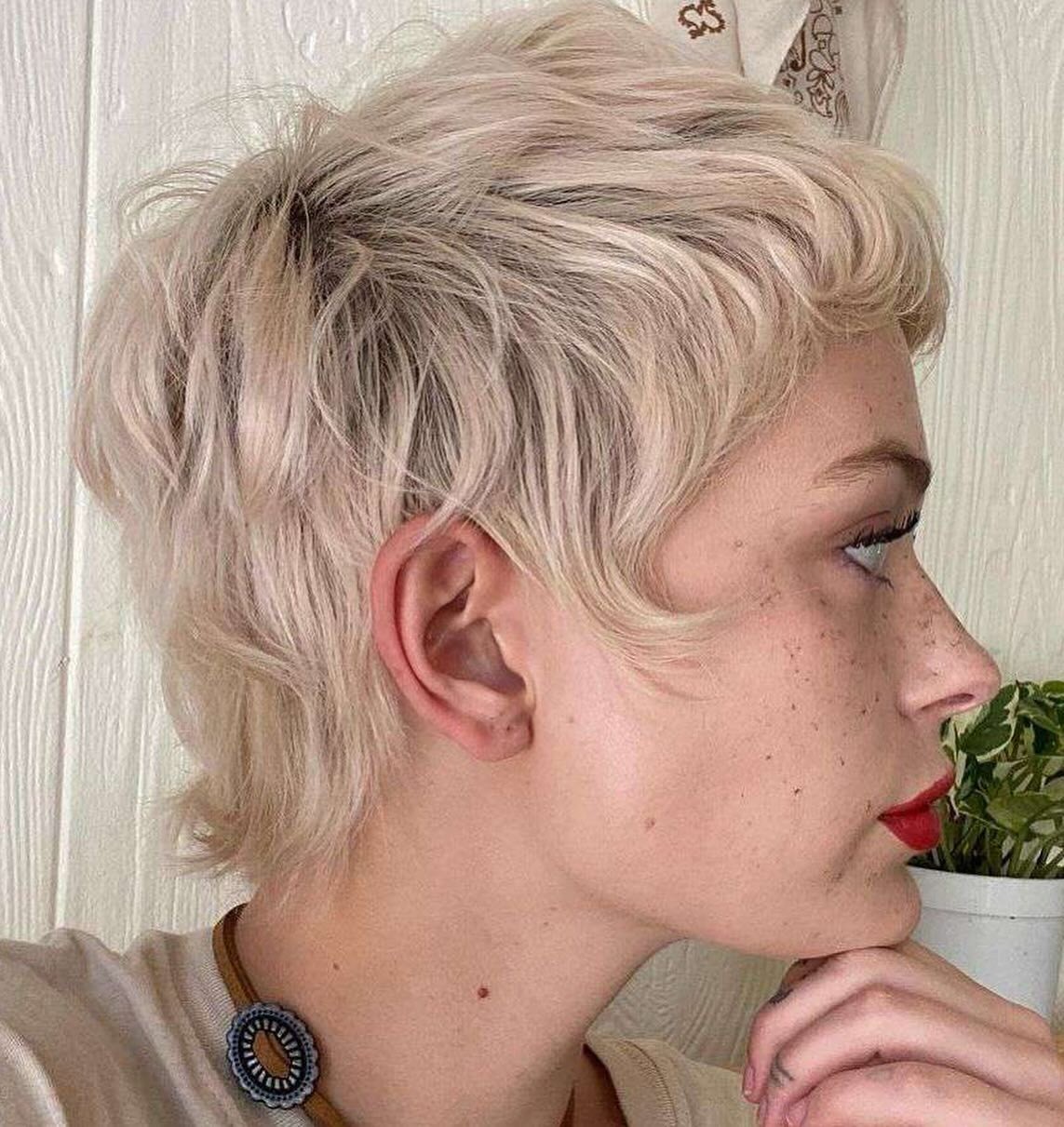 The Platinum Pixie: Chic Blonde with an Attitude