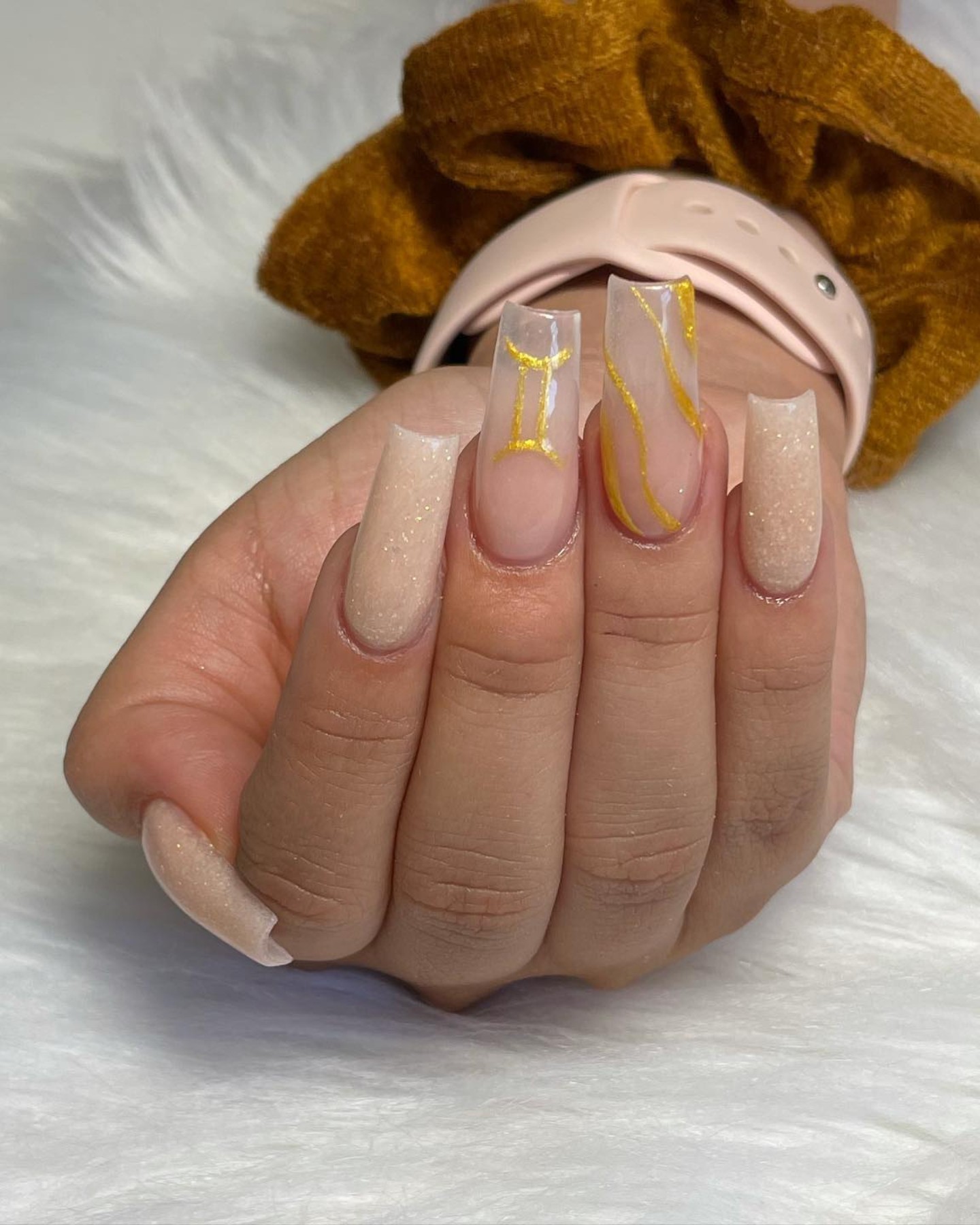 Minimalist Chic: Nude Nails with a Touch of Gold