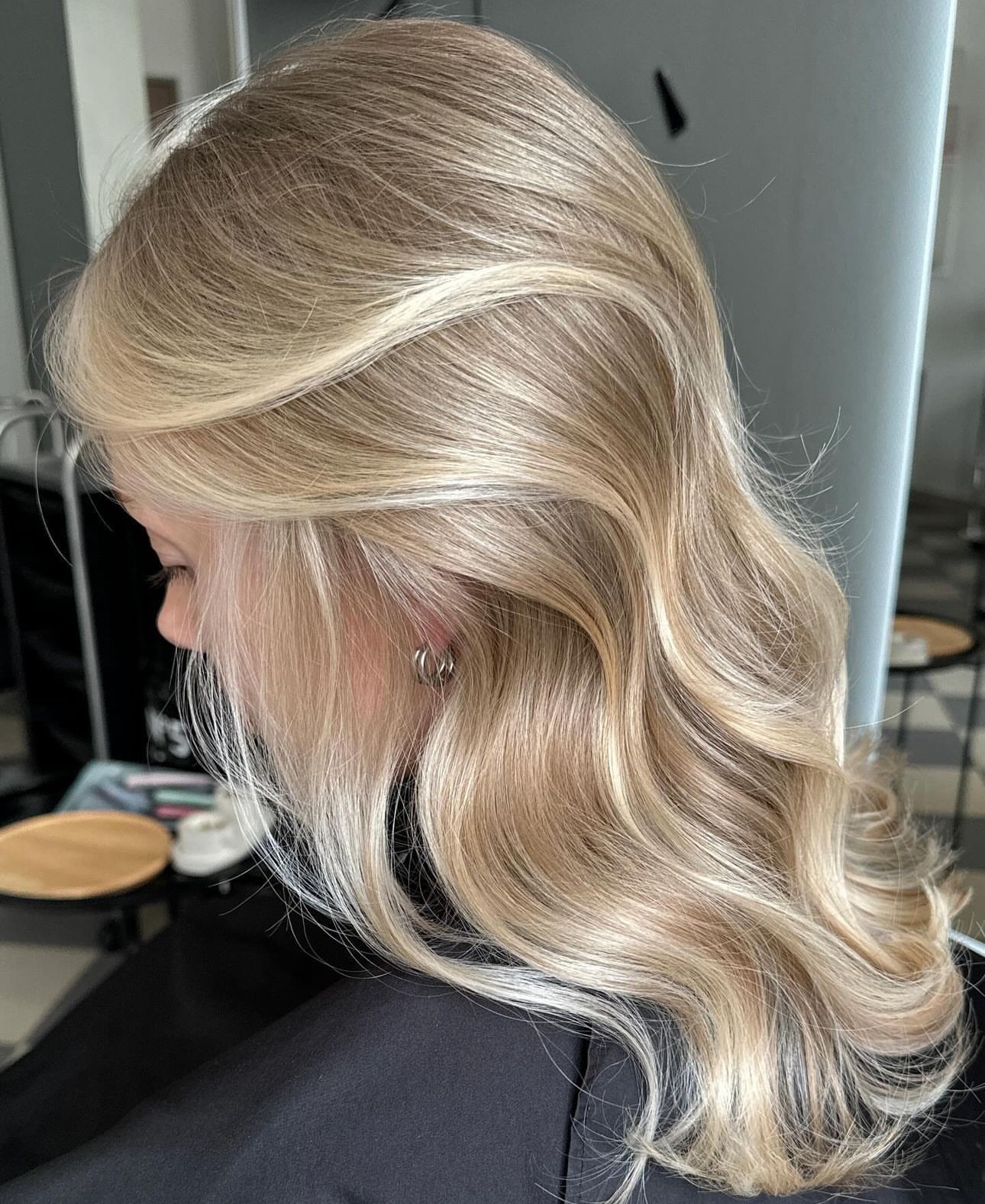 Elegant Wavy Blonde