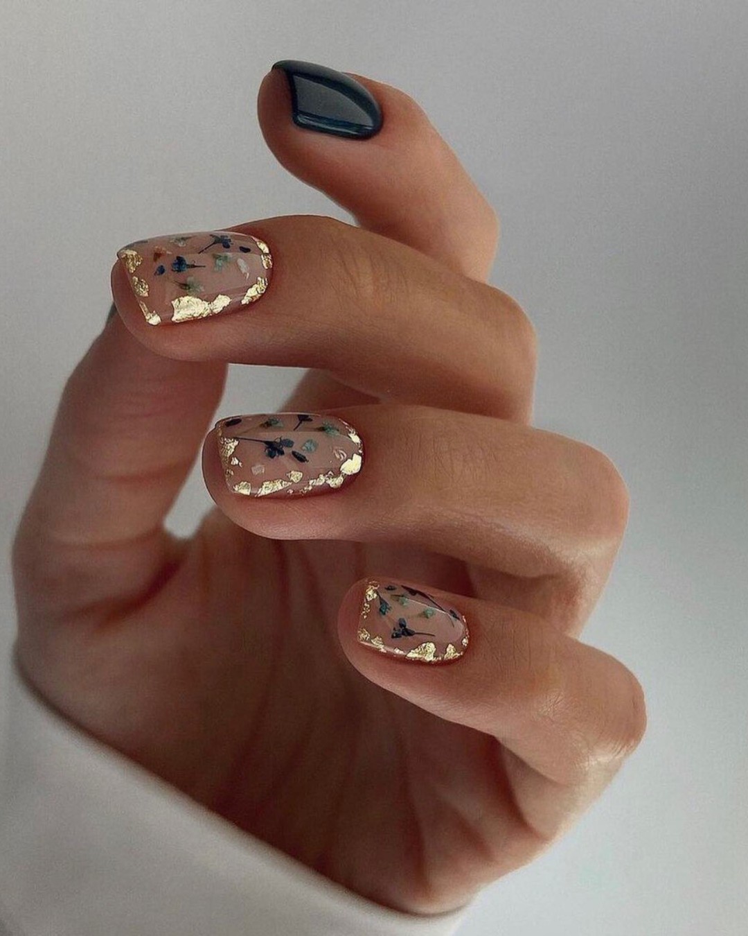 Gilded Flair: Sophistication on Your Fingertips