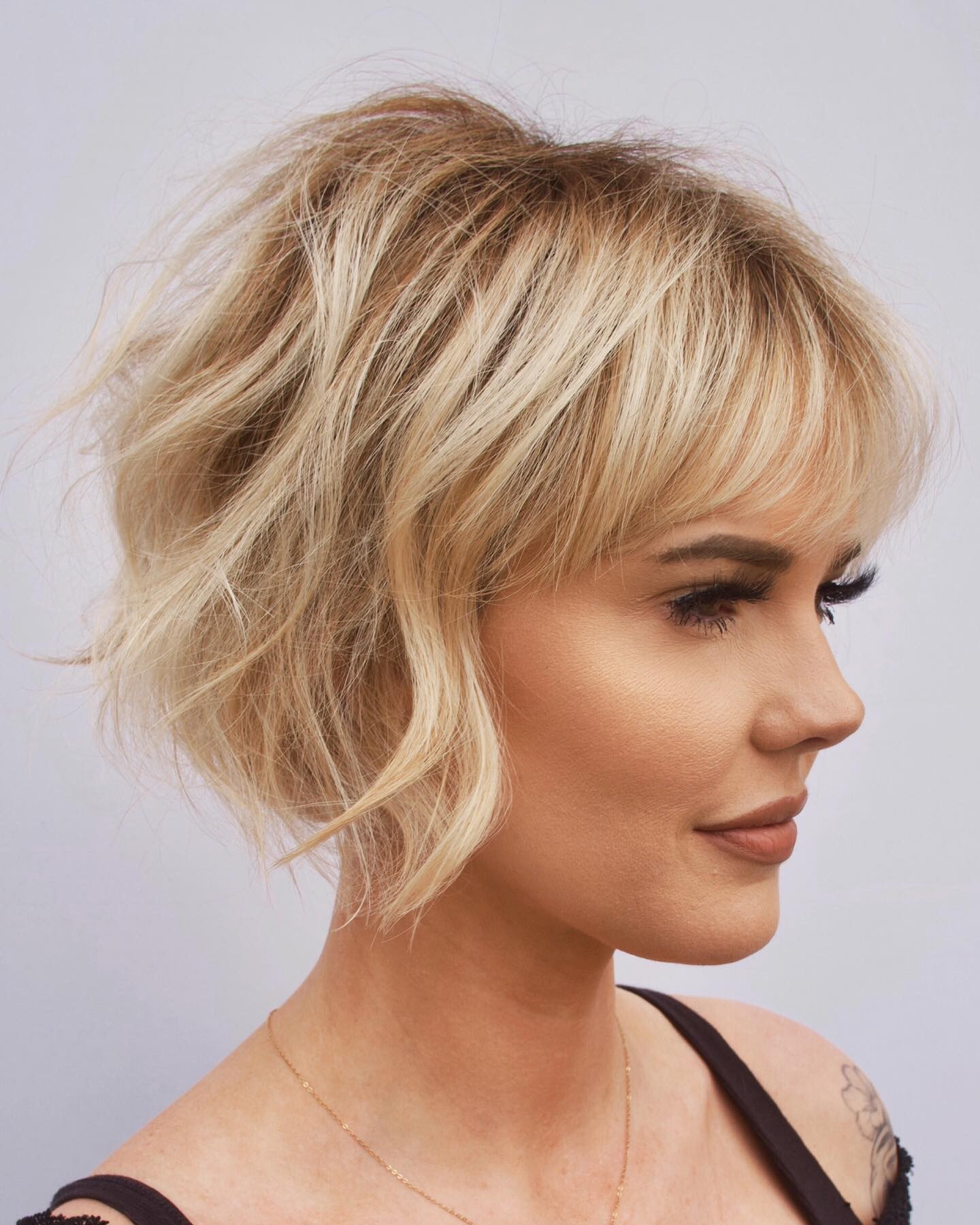 The Bold and Structured Wavy Bob with Bangs