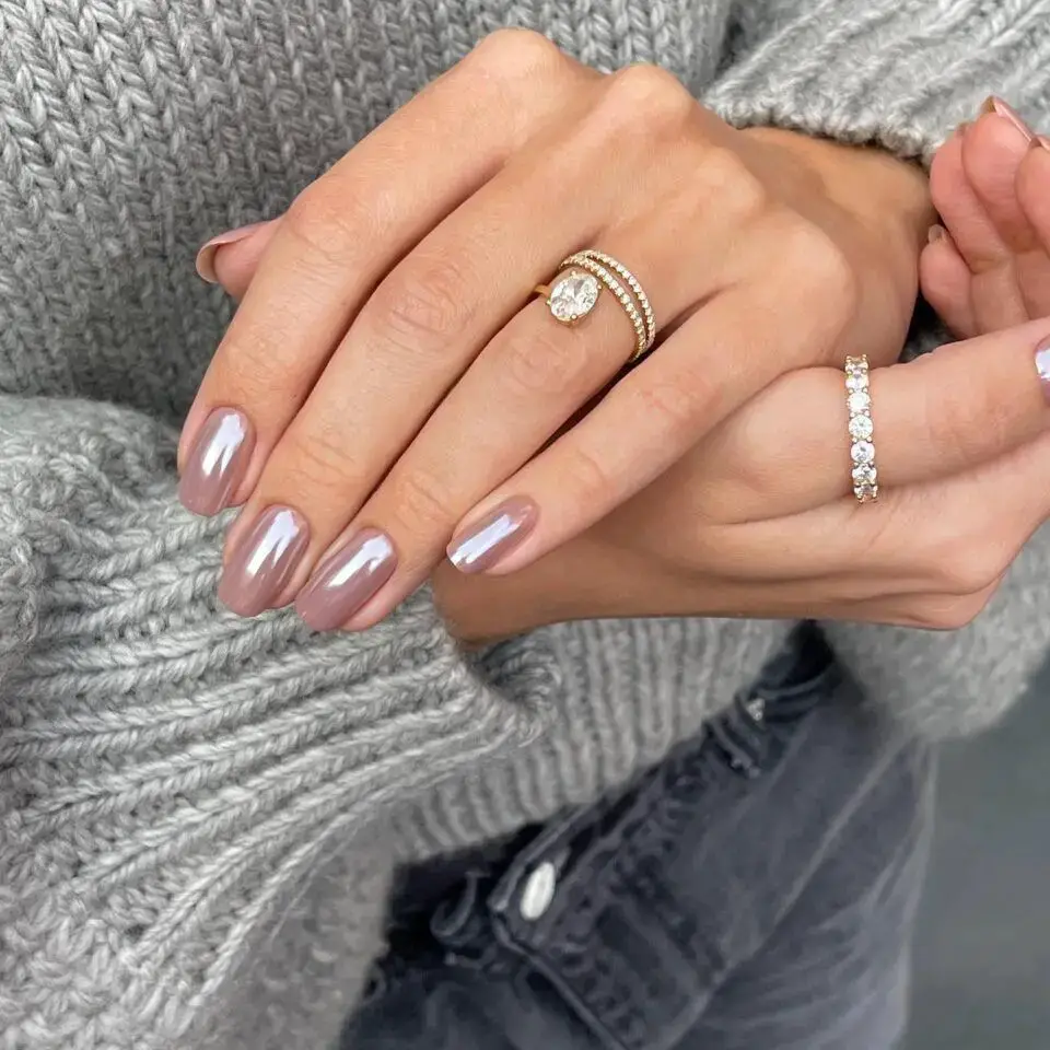 The Soft Embrace of Grey: Short Nails’ Cozy Charm