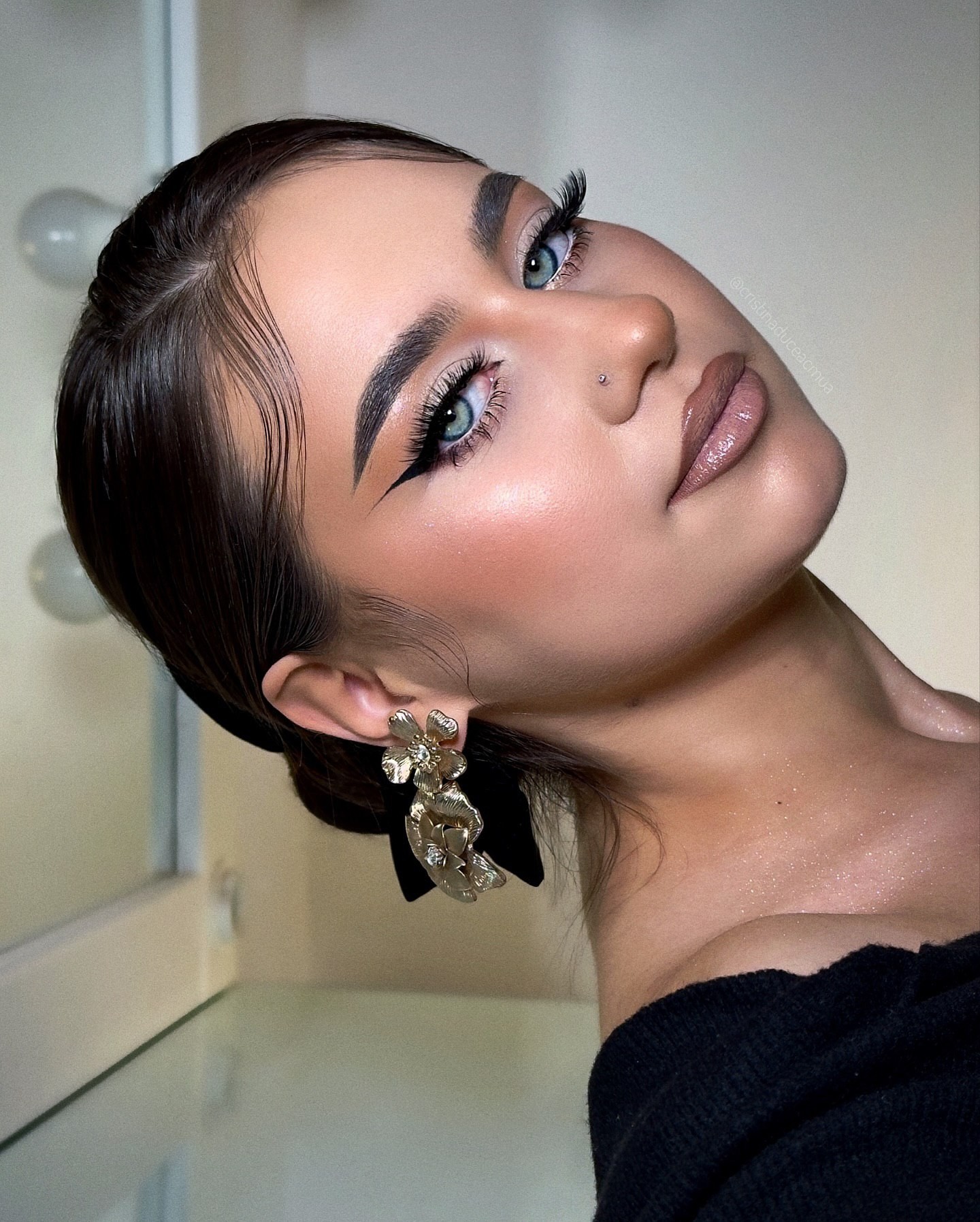 Bold and Angular Winged Liner