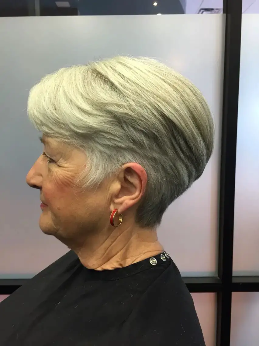 The Sleek Silver Bob: Timeless Elegance