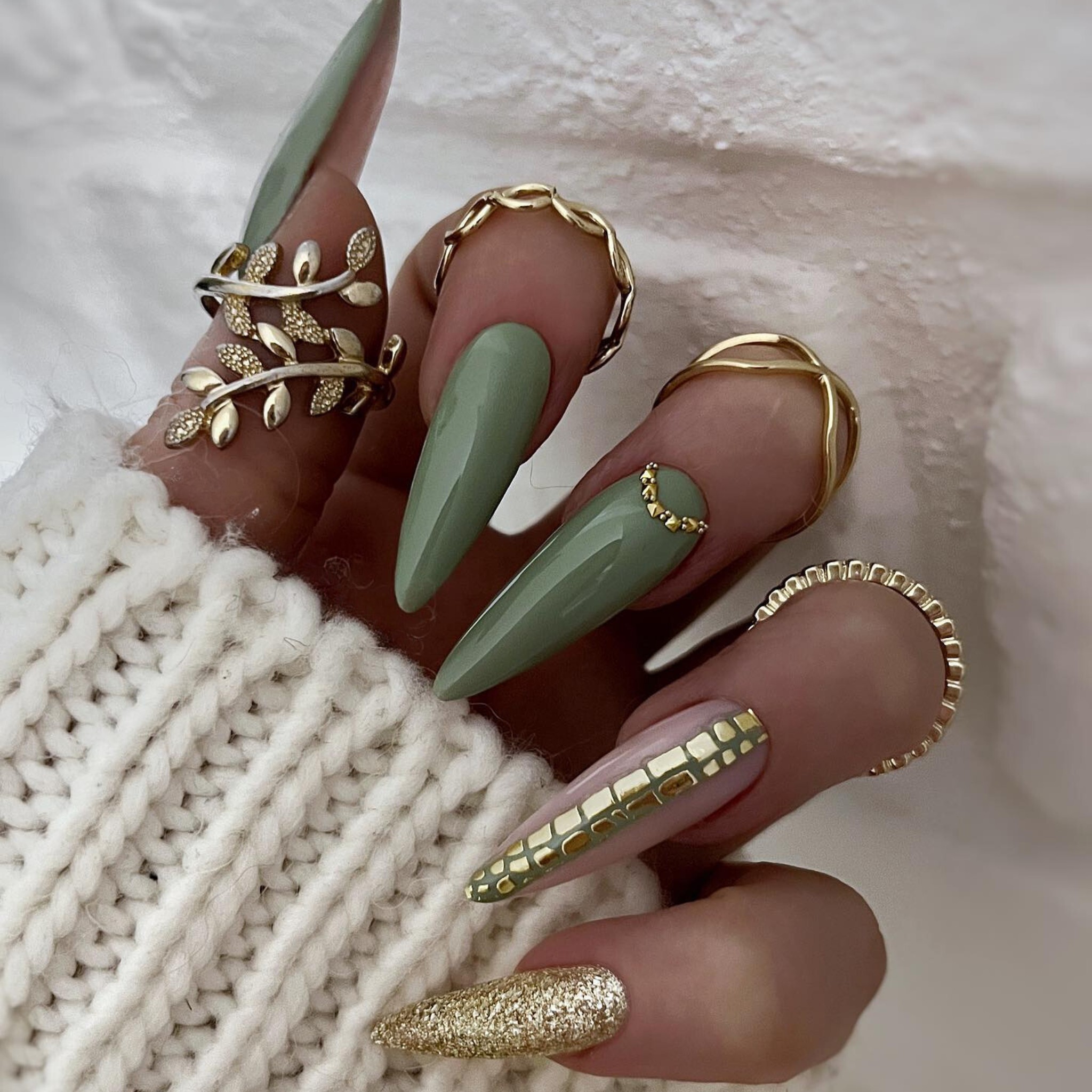 Glamorous Green and Gold Accents