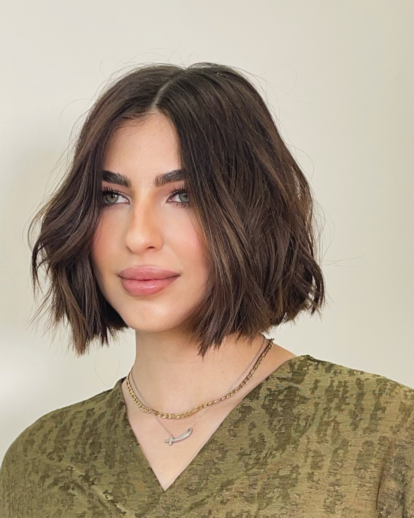 The Sophisticated Edge: A Sleek Wavy Bob