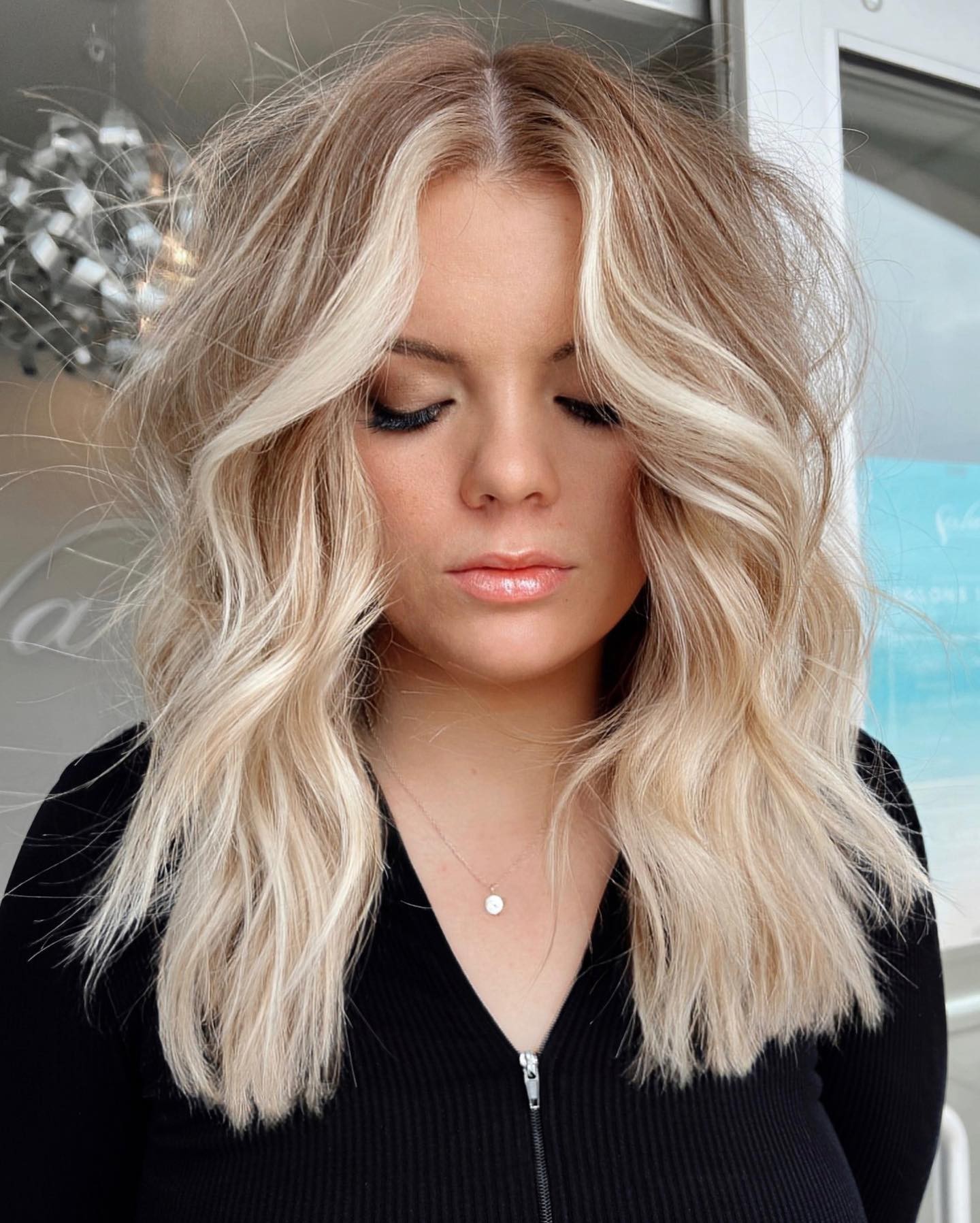 Soft Waves with Subtle Highlights