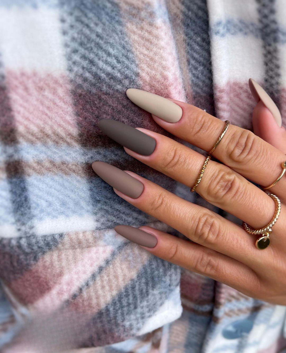 Soft Gradients and Matte Mauve