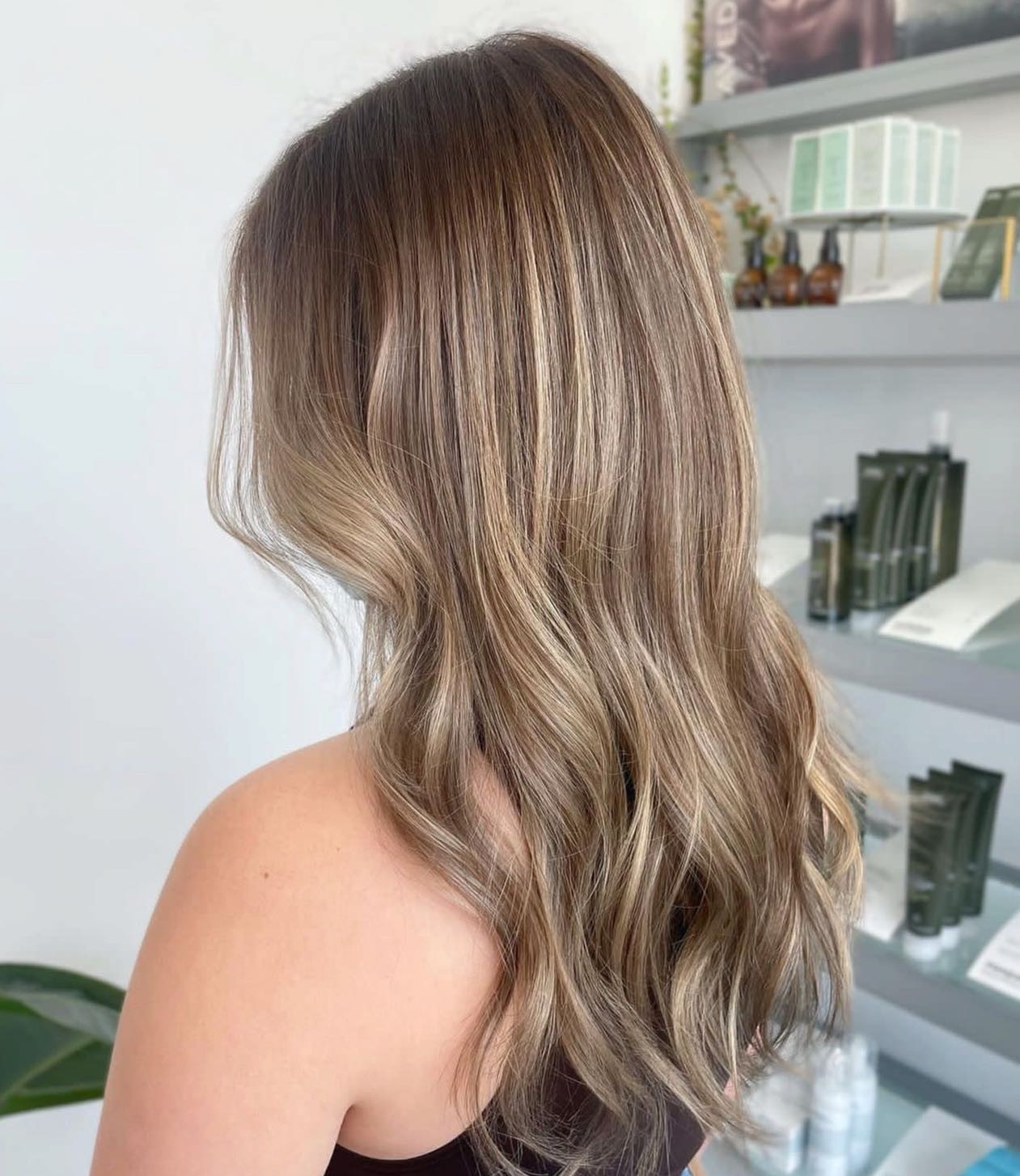 Subtle Elegance in Brown Blonde Waves