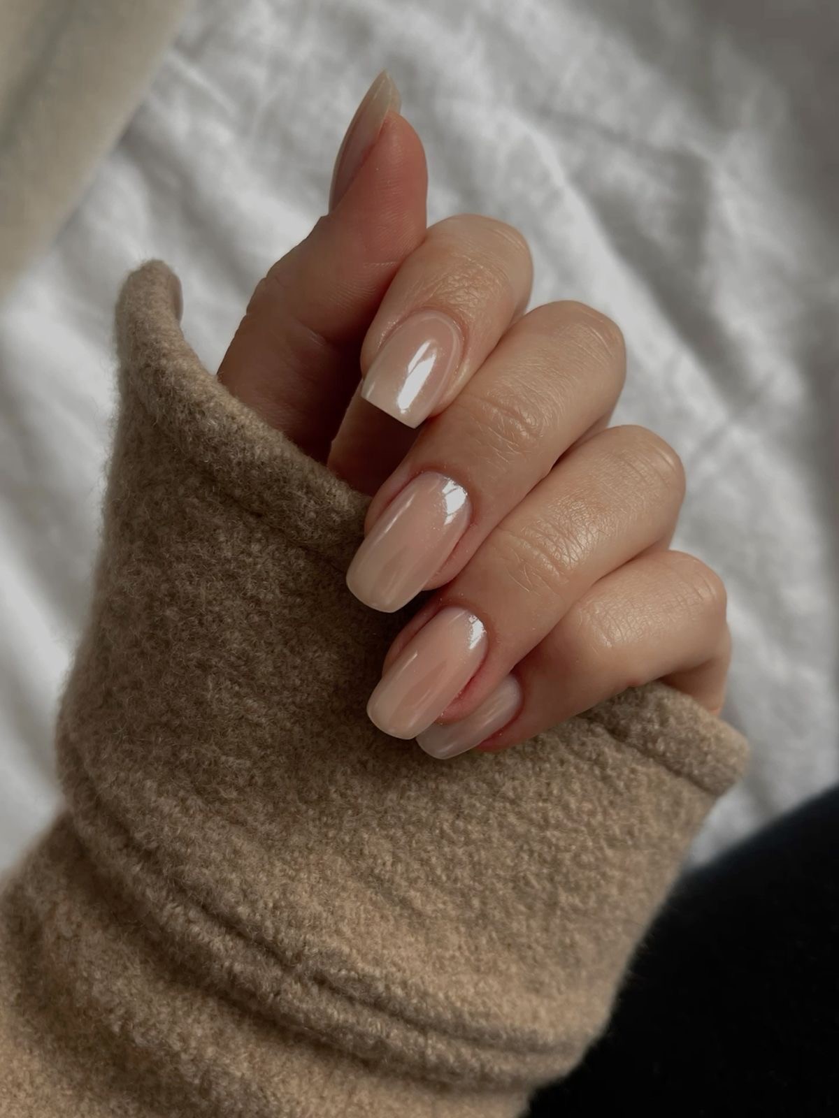 The Cozy Neutral: Short Nails’ Warmth and Sophistication