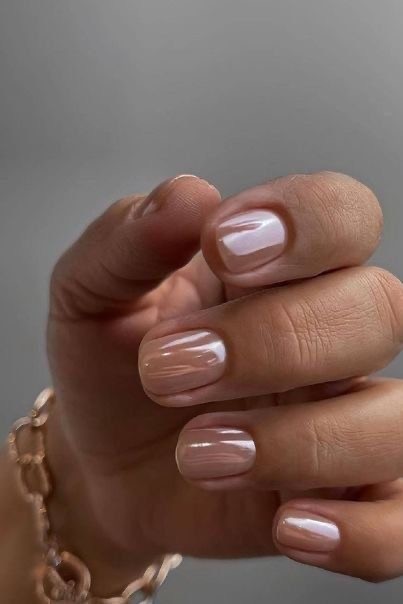 The Minimalist’s Dream: Subtle Shine on Squoval Nails