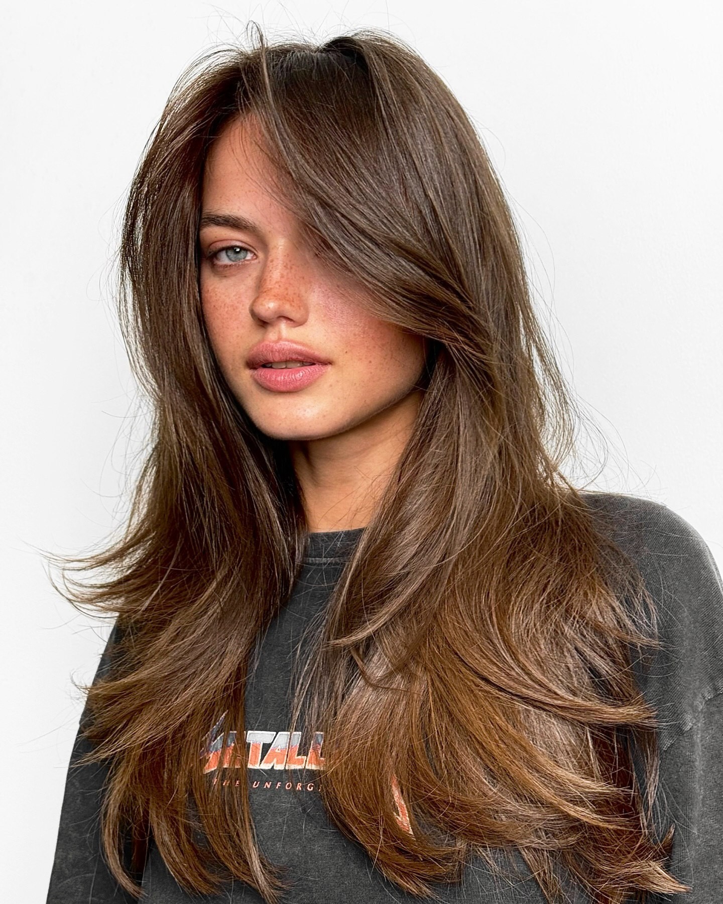 Layered Waves with Light Brown Highlights