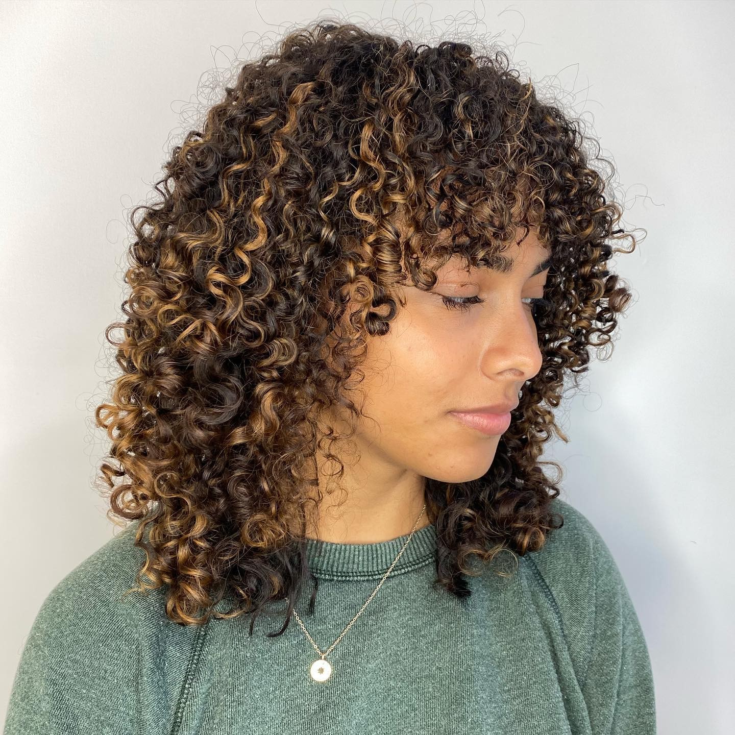 The Golden-Hued Tight Curls: Radiant Precision