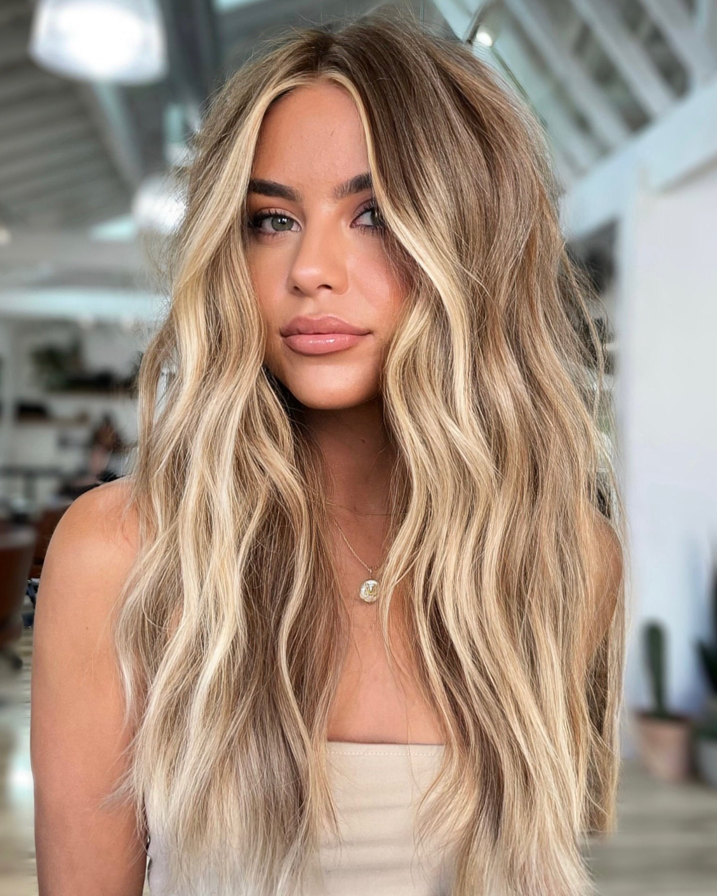 Dynamic Blonde with Crisp Lines Style