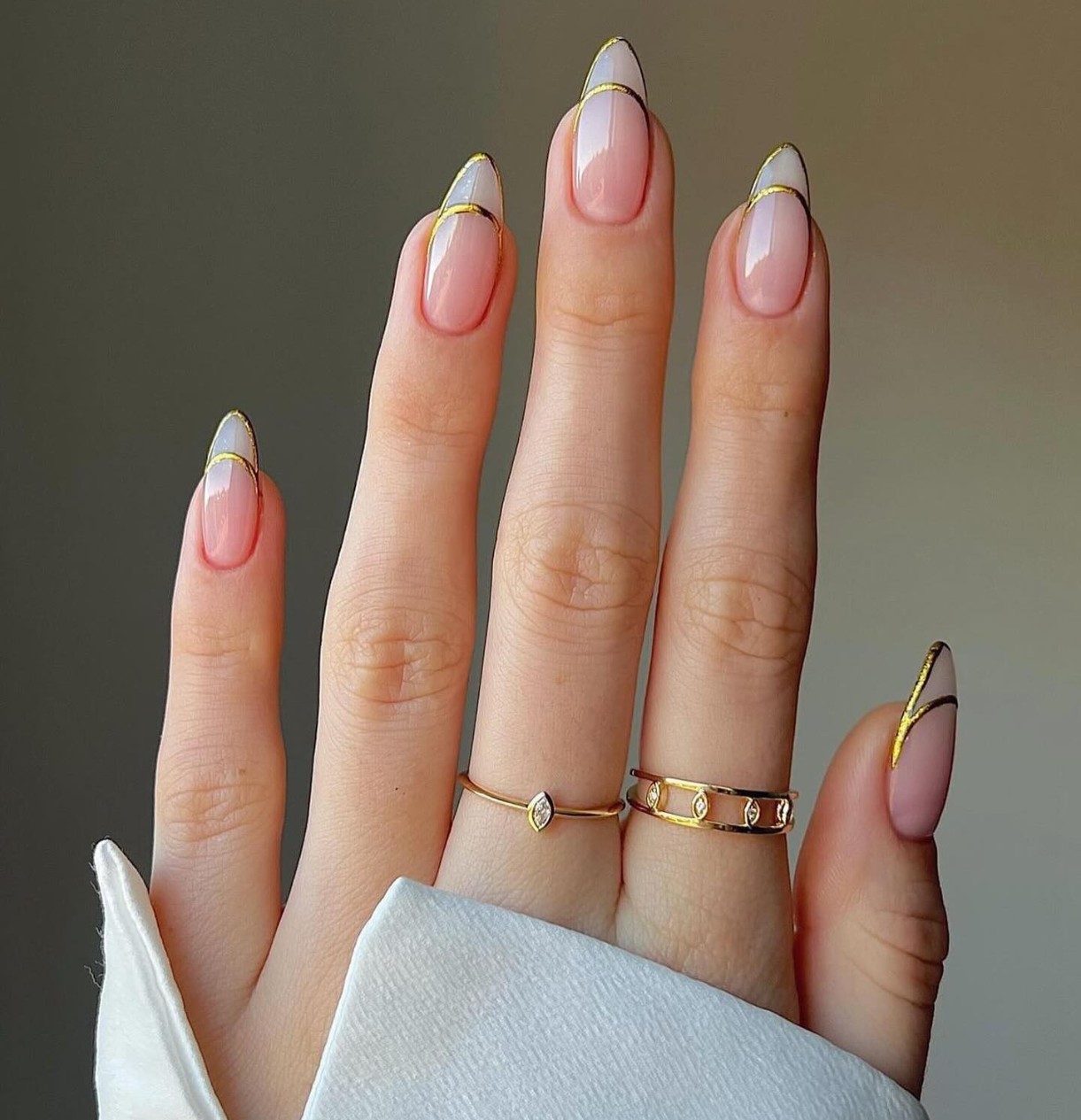 Elegant Simplicity: Minimalist Gold Lines