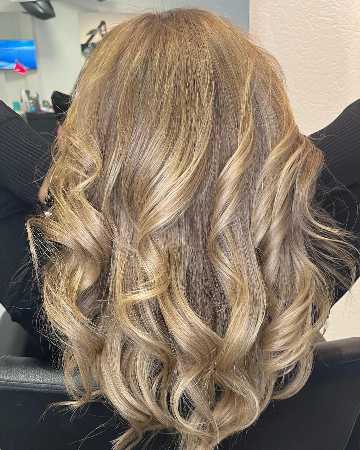 Swirls of Contrast: Dark Blonde Meets Milky Brown