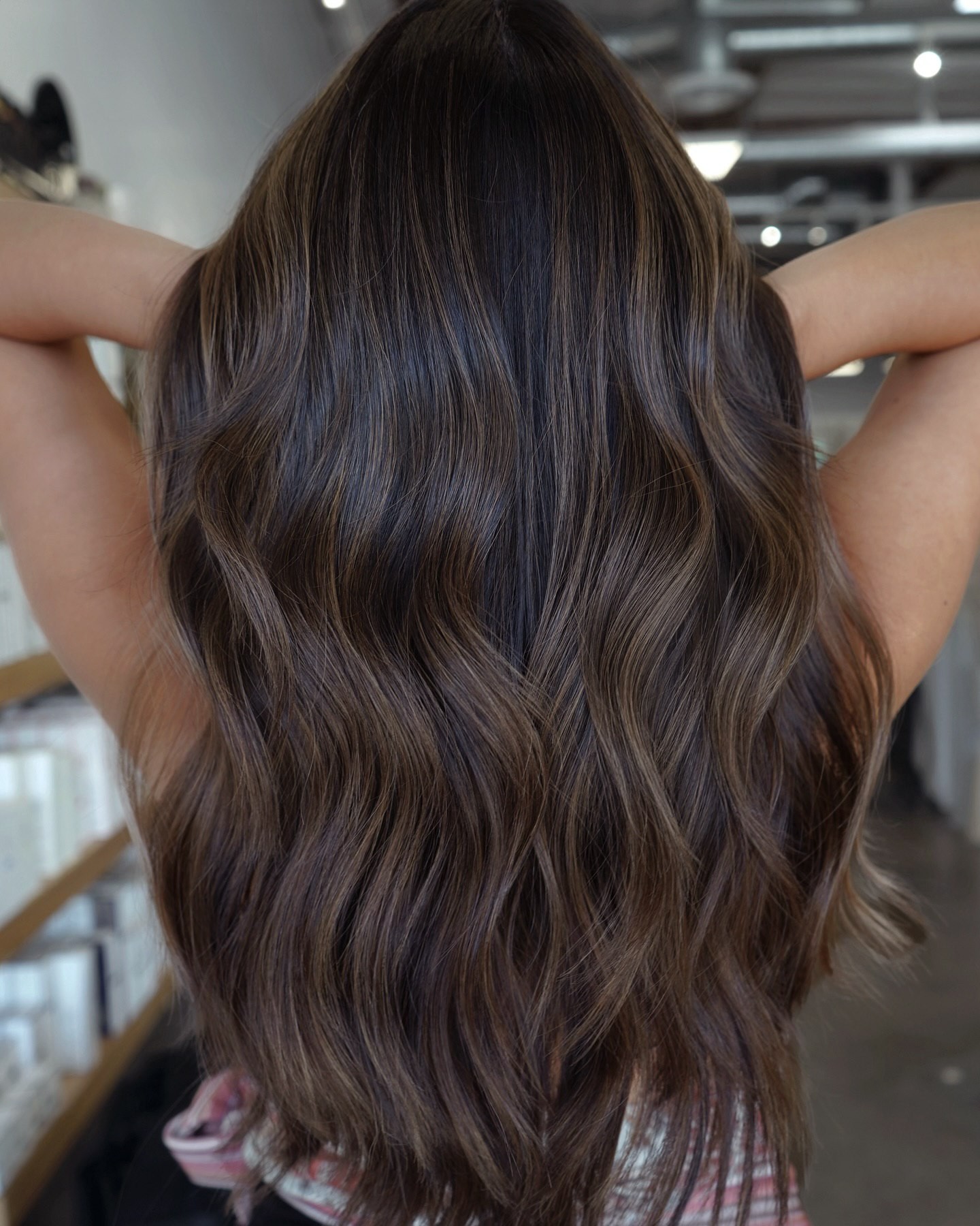 Voluminous Long Waves with Light Brown Highlights