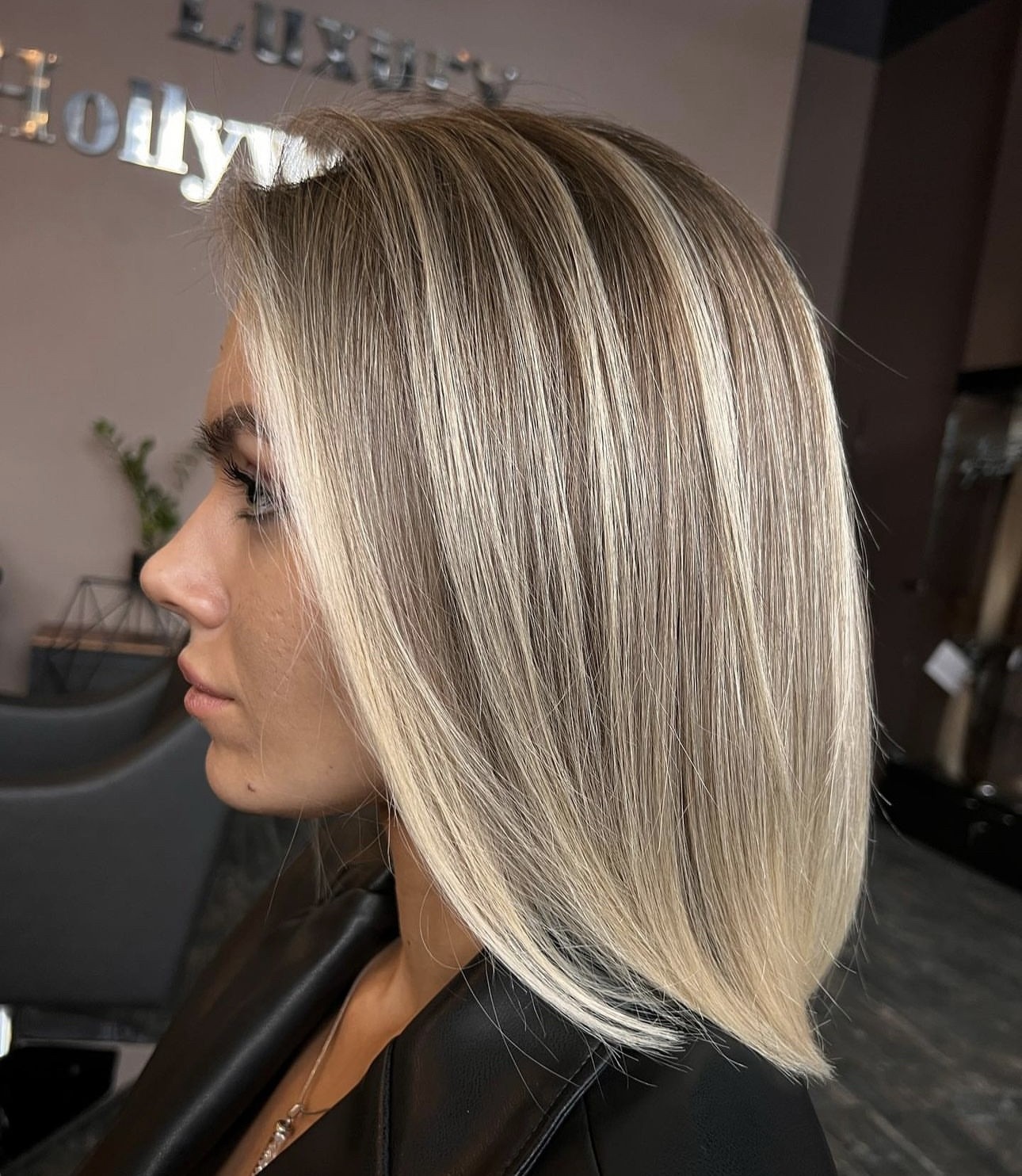 Chic Straight Bob with Highlights