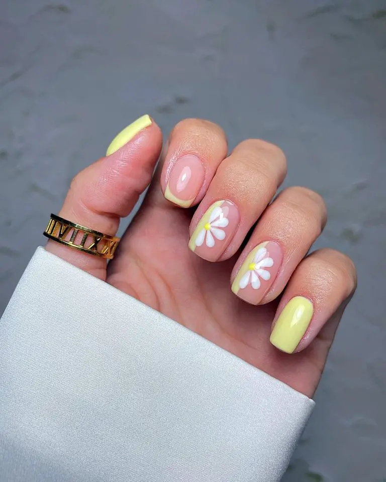 25 Summer Aesthetic Nails 2024: Trendy Styles & Colors