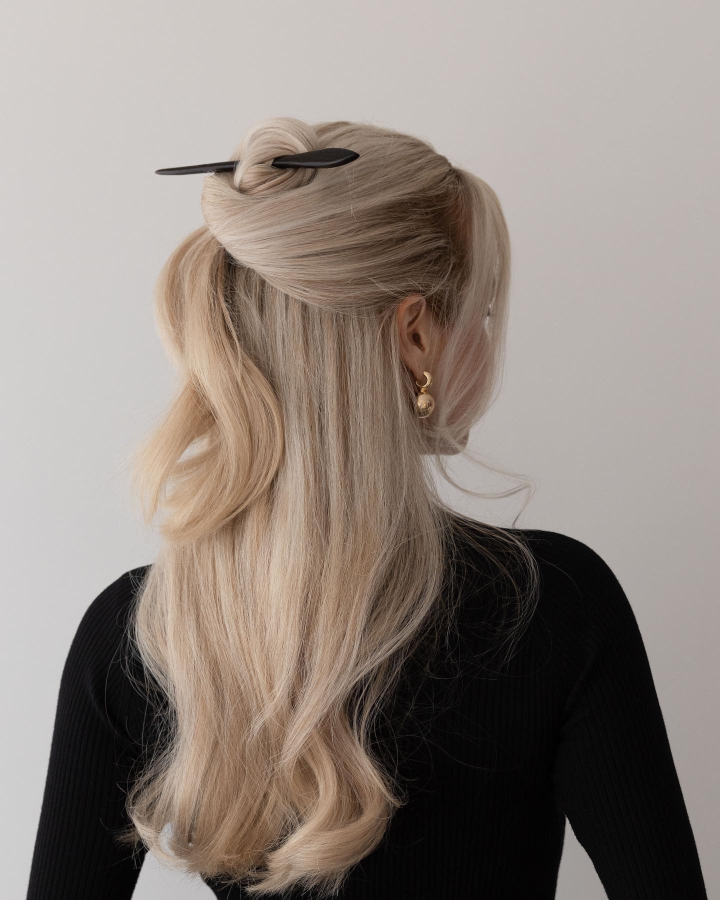 Blonde Elegance with a Modern Twist